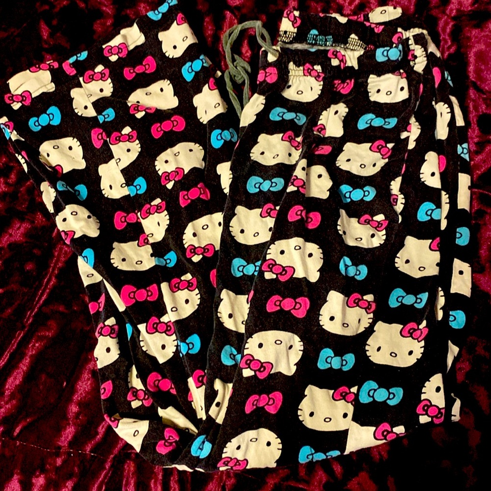 Hello kitty pijama print pants.